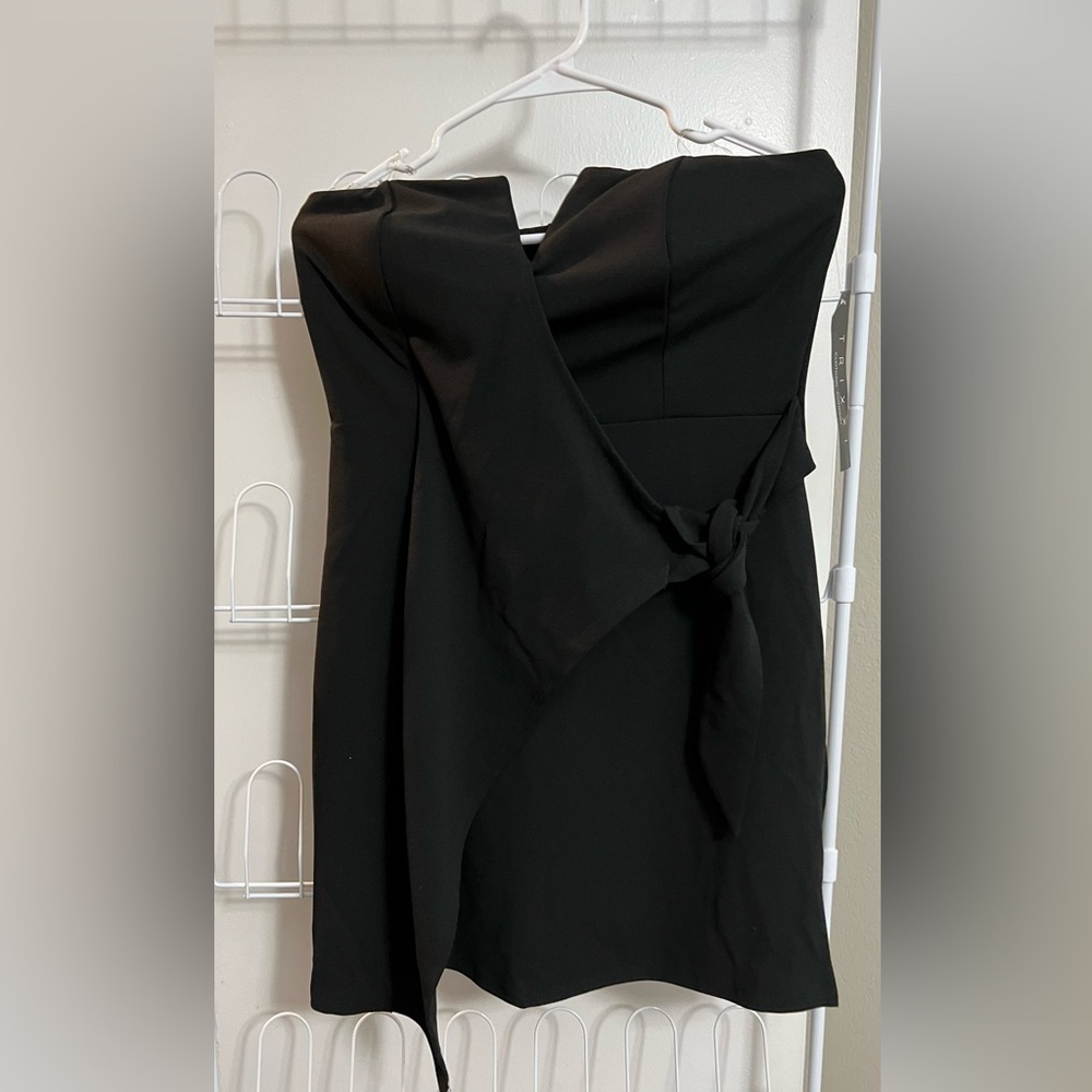 Strapless black elegant mini dress. Size Large and very cute for date night! ❤️